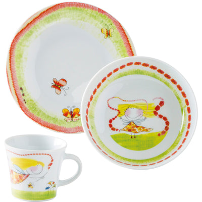 Eine verspielte Kinderteller-Sets bestehend aus einem flachen Teller und einer tiefen Schüssel, die beide mit bunten Motiven von Schmetterlingen und einem fröhlichen Kinderbild verziert sind. Daneben steht eine weiße Tasse mit einem ähnlichen fröhlichen Design, das Blumen und eine spielende Figur darstellt. Die Farben sind hell und lebhaft.
