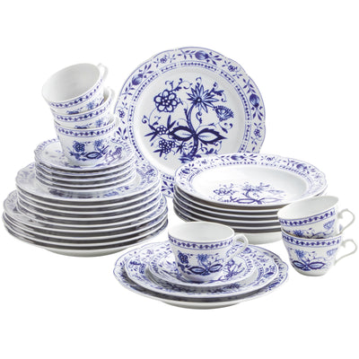 Eine Ansammlung von Geschirrset besteht aus mehreren Tellern, Schalen und Tassen, die in traditionellem blau-weißem Design mit floralen Mustern verziert sind. Die Stücke sind auf einem Tisch angeordnet, einige Tassen sind übereinander gestapelt, während Teller und Schalen davor aufgereiht sind. Dieses Set vermittelt ein elegantes und klassisches Erscheinungsbild.