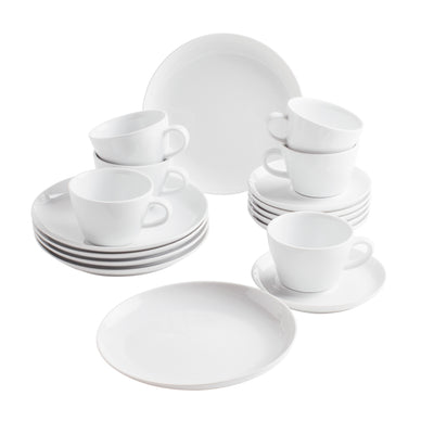 Eine Anordnung von weißem Geschirr, bestehend aus mehreren Tassen mit Untertassen und mehreren flachen Tellern. Die Tassen sind übereinander gestapelt, während die Tellern gleichmäßig in zwei Gruppen angeordnet sind. Das Geschirr ist schlicht und modern, ohne Muster oder Farbakzente.