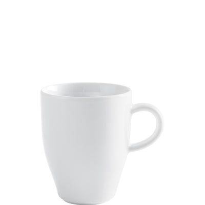 Ein schlichter, weißer Kaffeebecher mit einem schmalen, konischen Design und einem rund geformten Henkel. Der Becher steht auf einer neutralen Unterlage und hat eine glatte Oberfläche ohne Muster oder Verzierungen. Die Innenseite des Bechers ist ebenfalls weiß und glänzend.