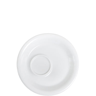 Ein einfacher, runder, weißer Unterteller aus Keramik. Der Teller hat einen leicht erhöhten Rand und eine Vertiefung in der Mitte, die dazu dient, eine Tasse zu halten. Der Hintergrund ist einfarbig und hebt die schlichte Eleganz des Geschirrs hervor.