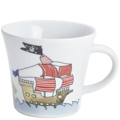 Eine weiße Tasse mit buntem Druck eines Piratenschiffs. Das Schiff hat rote Segel und die typische Piratenflagge mit Totenkopf. Die Tasse hat einen runden Rand und einen stabilen Henkel. Der Hintergrund zeigt sanfte Wellen, die das maritime Thema unterstreichen. Die gesamte Gestaltung vermittelt ein verspieltes und abenteuerliches Gefühl, ideal für Kinder oder Piratenliebhaber.