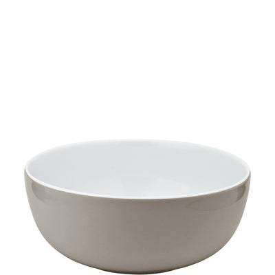 Ein schlichtes, rundes Geschirr aus Keramik mit glatter, heller Oberfläche. Die Schüssel hat eine weiße Innenseite und eine matte, graue Außenseite. Sie steht auf einer flachen Unterlage und hat eine Breite von etwa 30 cm. Die Form ist elegant und modern, ideal für die Servierung von Salaten oder Snacks.