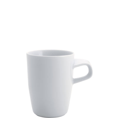 Ein einfaches, weißes Kaffeebecher aus Keramik steht auf einem hellen Hintergrund. Die Tasse hat einen runden Bauch und einen leicht geschwungenen Henkel, der für einen bequemen Griff sorgt. Die Innenseite der Tasse ist ebenfalls weiß und einladend für heiße Getränke wie Kaffee oder Tee.