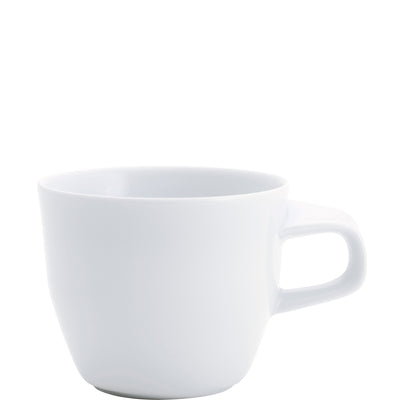 Eine einfache, weiße Kaffeetasse ohne Muster. Die Tasse hat eine moderne Form mit leicht abgerundetem Rand und einem kleinen Griff auf der rechten Seite. Der Innenraum der Tasse ist ebenfalls weiß und glänzend. Der Hintergrund ist neutral und unscharf, wodurch die Tasse im Fokus steht.