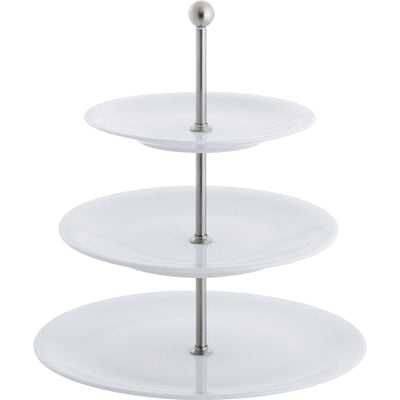 Ein dreistufiger Servierständer aus weißem Porzellan. Die Platten sind rund und flach, auf einem stabilen, silbernen Metallgestell montiert, das in der Mitte mit einer Kugel abgerundet ist. Der Ständer bietet Platz für verschiedene Snacks oder Desserts und eignet sich ideal für Buffets oder festliche Anlässe.