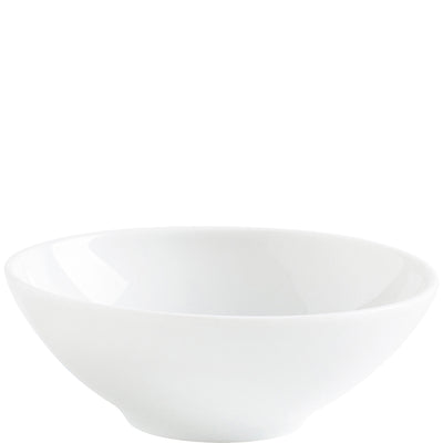 Ein einfaches, elegantes, rundes Schüssel aus weißem Porzellan. Die Schüssel hat eine glatte, glänzende Oberfläche und eine schlichte Form ohne Verzierungen. Sie steht auf einer flachen Unterseite und hat einen breiten Rand, der in der Mitte sanft nach innen verläuft. Ideal für Servieren von Speisen oder Snacks. Der Hintergrund ist einfarbig und lenkt nicht von der Schüssel ab.