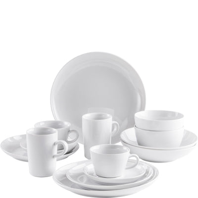 Ein Set aus weißem Geschirr, bestehend aus verschiedenen Tellern, Schalen und Tassen. Im Vordergrund liegen mehrere flache und tiefe Teller, daneben stehen zwei Kaffeetassen und eine kleine Tasse. Die Objekte sind harmonisch angeordnet und heben sich klar vom weißen Hintergrund ab, was ein minimalistisches und elegantes Design vermittelt.