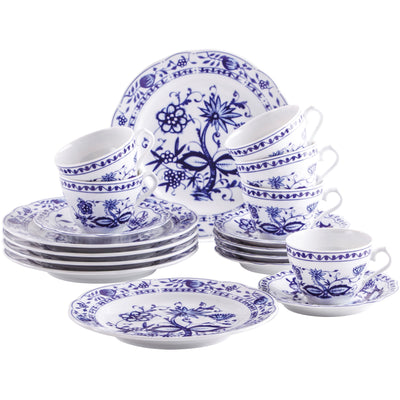 Ein Set aus weißem Porzellan mit blauem floralen Muster, bestehend aus mehreren Tellern, Tassen und Untertassen. Im Vordergrund sind zwei kleine Tassen mit Untertassen zu sehen, während im Hintergrund mehrere Tassen aufeinandergestapelt sind. Die Teller und Tassen zeigen verzierten Rand und Dekorelemente mit stilisierten Blumen. Das Geschirr ist gleichmäßig angeordnet und hebt die detaillierte Handwerkskunst hervor.