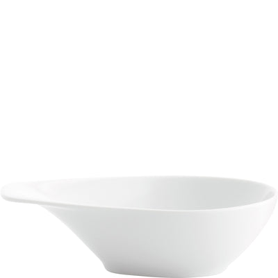 Ein schlichtes, elegantes, weißes Servierschälchen aus Porzellan, in einer abgerundeten Form. Die Schale hat einen leicht erhöhten Rand und eine sanfte Neigung, die ihr eine moderne Optik verleiht. Sie ist auf einem einfarbigen Hintergrund platziert und eignet sich ideal für Snacks, Dips oder kleine Portionen von Speisen. Die Oberfläche ist glatt und glänzend, was dem Design eine ansprechende Klarheit verleiht.