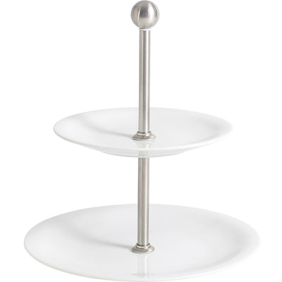 Zwei-stöckiger Etagere aus weißem Porzellan mit einem zentralen Edelstahl-Gestell. Die obere und untere Platte sind rund und gleich groß, verbunden durch einen glänzenden Stab, der oben mit einer Kugel endet. Ideal für die Präsentation von Gebäck oder Snacks.