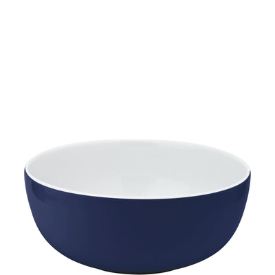 Ein runder, tiefblauer Servierteller mit einem weißen Innenausbau. Der Teller hat eine glatte Oberfläche und eine gleichmäßige Form. Er eignet sich ideal für Salate, Snacks oder Hauptgerichte und verleiht jedem Tisch eine elegante Note. Die Kombination aus blauem Äußeren und hellem Innenraum sorgt für einen modernen Look.