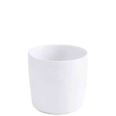 Ein schlichter, weißer Keramikbecher ohne Henkel, mit glatter Oberfläche und minimalistischem Design. Der Becher hat eine runde Form, ist innen und außen gleich beschichtet und hat eine leichte, elegante Silhouette. Ideal für Getränke oder als dekoratives Element in einem modernen Raum.