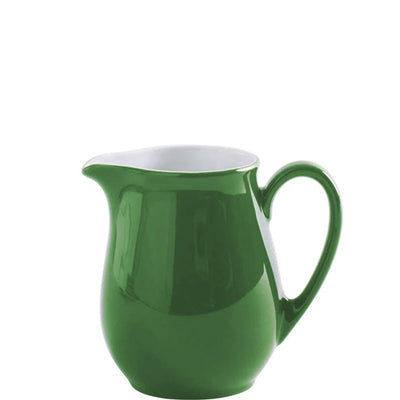 Ein grüner, glasiert Porzellankrug mit einem weißen Innenraum und einem komfortablen Henkel. Der Krug hat eine bauchige Form und eine leicht nach außen gewölbte Lippe, die das Ausgießen erleichtert. Ideal für die Servierung von Flüssigkeiten wie Milch oder Saft. Die glänzende Oberfläche verleiht dem Krug ein modernes Aussehen und macht ihn zu einem ansprechenden Küchenutensil.