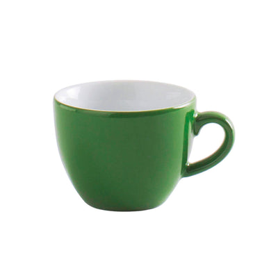 Eine runde, grüne Tasse aus Keramik mit einem weißen Inneren. Die Tasse hat einen kleinen, geschwungenen Henkel auf der rechten Seite. Der Boden der Tasse ist flach und die Oberkante hat eine sanfte, leicht nach außen gewölbte Form. Sie steht auf einem weißen Hintergrund, was den Kontrast zur grünen Farbe der Tasse verstärkt. Ideal für heiße Getränke wie Kaffee oder Tee.