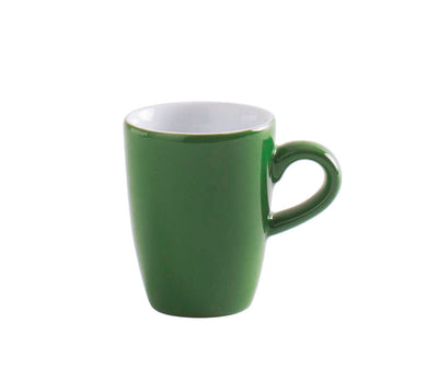 Eine grüne Keramiktasse mit einem weißen Innenraum. Die Tasse hat eine schlanke Form und einen komfortablen Henkel. Sie steht auf einem neutralen Hintergrund und ist für heiße Getränke wie Kaffee oder Tee geeignet.