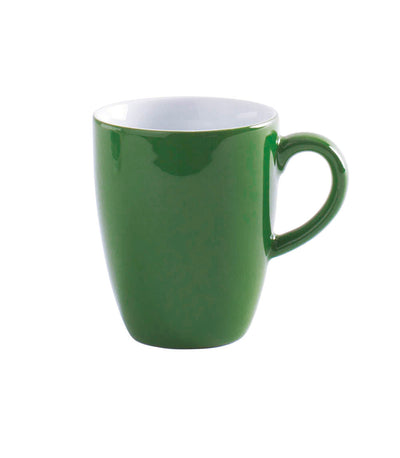 Eine grüne Keramiktasse mit einem glatten, glänzenden Finish und einem weißen Innenraum. Die Tasse hat eine klassische Form mit einem stabilen Henkel und steht auf einer ebenen Fläche. Sie ist für heiße Getränke geeignet und vermittelt einen modernen, frischen Eindruck.