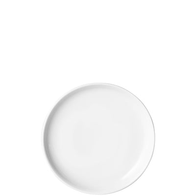 Ein schlichter, runder, weißer Teller ohne Verzierungen auf einem neutralen Hintergrund, ideal für eine Vielzahl von Gerichten und Anlässen. Der Teller hat einen leicht erhöhten Rand und eine glatte Oberfläche, die gut geeignet ist, um Speisen stilvoll zu präsentieren.