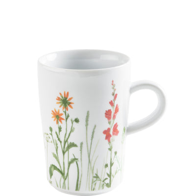 Weiße Keramiktasse mit einem floralem Design. Auf der Tasse sind verschiedene bunte Blumen abgebildet, darunter orangefarbene Sonnenblumen und rote Fingerhutblüten. Die Tasse hat eine schlichte Form und einen komfortablen Henkel, was sie ideal für den täglichen Gebrauch macht. Der Hintergrund ist glatt und glänzend, was dem Gesamtbild eine frische und fröhliche Note verleiht.