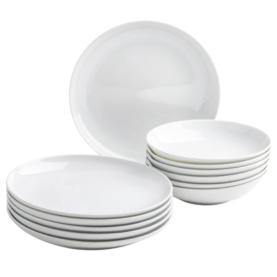 Ein Set aus weißem Geschirr, bestehend aus mehreren flachen Tellern, die übereinander gestapelt sind, und einer Reihe von tiefen Schalen, die ebenfalls aufeinander gestapelt sind. Die Oberfläche der Teller und Schalen ist glänzend und glatt. Im Hintergrund ist ein größerer flacher Teller sichtbar. Das Geschirr ist schlicht und modern, ideal für den täglichen Gebrauch oder besondere Anlässe.
