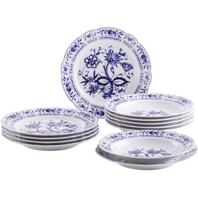 Eine Gruppe von acht weißen Tellern, die mit blauen floralen Motiven verziert sind. Im Vordergrund sind sechs flache Teller übereinander gestapelt, während zwei Teller im Hintergrund stehen, einer davon bietet eine detaillierte Ansicht eines blauen Blütenmusters. Die Gesamtanordnung zeigt eine klassische, elegante Tischgedeck-Ästhetik.