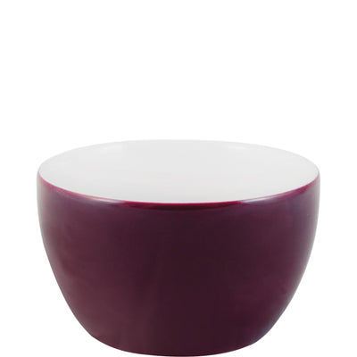 Eine runde Schüssel mit einer tiefvioletten Außenseite und einer weißen Innenseite. Die Schüssel hat eine glatte Oberfläche und einen schlichten, modernen Stil. Sie eignet sich sowohl für das Servieren von Speisen als auch für dekorative Zwecke.