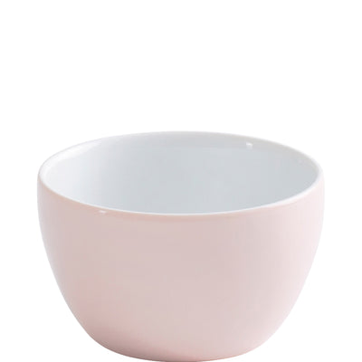 Ein schlichtes, rundes Schüsselchen in sanftem Rosa mit einer glatten, glasierten Oberfläche. Die Innenseite der Schüssel ist weiß, was einen schönen Kontrast zur Außenseite bildet. Die Form ist modern und minimalistisch, geeignet für Servieren von Snacks oder als dekoratives Element.