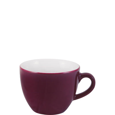 Eine tiefrote Tasse aus Keramik mit einer glatten Oberfläche. Die Innenseite der Tasse ist weiß, während die Außenseite in einem satten Rotton gehalten ist. Die Tasse hat eine runde Form mit einem leicht geschwungenen Henkel. Sie steht auf einer flachen Unterlage und hat einen schlichten, modernen Look, der sich gut für den täglichen Gebrauch eignet.