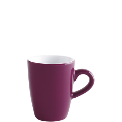 Eine lila Tasse mit einem weißen Innenraum steht auf einem neutralen Hintergrund. Die Tasse hat eine klassische Form mit einem geschwungenen Henkel, der eine komfortable Handhabung ermöglicht. Sie ist aus Keramik gefertigt und wirkt modern und ansprechend. Ideal für heiße Getränke wie Kaffee oder Tee.