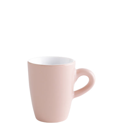 Eine elegante, rosa Keramiktasse mit einem geschwungenen Griff, steht auf einer weißen Hintergrundfläche. Die Innenseite der Tasse ist weiß, während die Außenseite in einem sanften Rosaton gehalten ist. Die Tasse hat eine schlichte und moderne Form, ideal für Kaffee oder Tee.