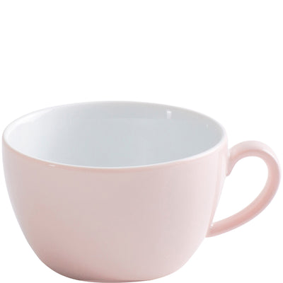 Ein schlichtes, runde Teetasse in zartem Rosa mit einem glatten, glänzenden Finish. Die Innenseite der Tasse ist weiß, während die Außenseite eine sanfte rosa Farbe hat. Die Tasse hat einen breiten Rand und einen stabilen, leicht nach außen gebogenen Henkel. Ideal für warme Getränke wie Tee oder Kaffee. Der minimalistische Stil eignet sich gut für moderne und gemütliche Einrichtungsstile.