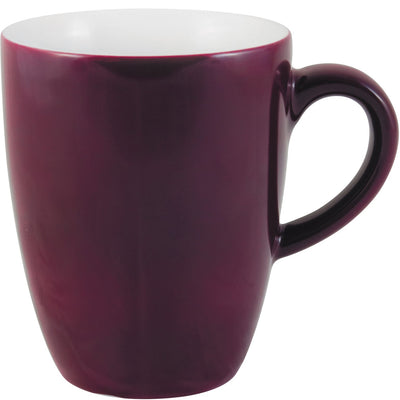 Einfarbige, bordeauxrote Kaffeetasse mit einer hellen Innenseite. Die Tasse hat eine freundliche, runde Form und einen stabilen Henkel. Sie steht auf einer neutralen Oberfläche und hat eine glänzende Oberfläche, die das Licht reflektiert. Ideal für den Genuss von heißen Getränken.
