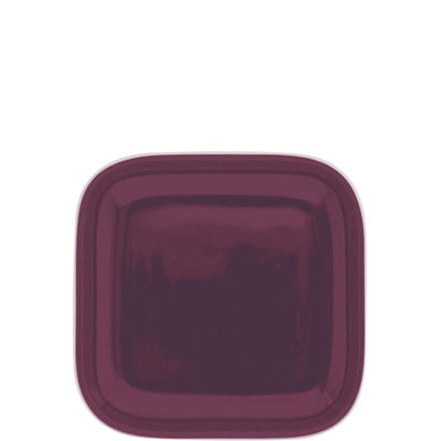 Ein viereckiger, tiefroter Teller mit glatter, glänzender Oberfläche. Die Ecken sind abgerundet, und der Teller hat eine mittlere Größe. Der Hintergrund ist einfarbig weiß. Der Teller eignet sich für die Präsentation von Speisen oder als dekoratives Element.