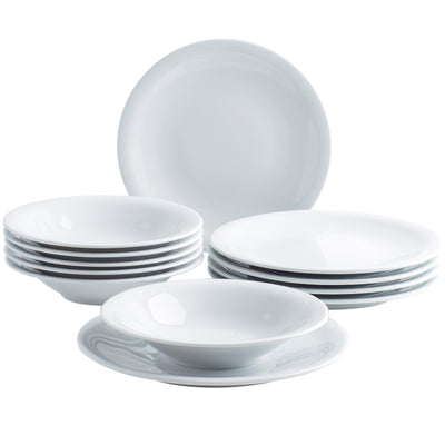 Set aus weißen Geschirrteilen auf einem weißen Hintergrund. Es besteht aus mehreren flachen Tellern, tieferen Schalen und einer großen flachen Platte. Die Geschirrteile sind aus glänzendem Porzellan und in verschiedenen Höhen übereinander gestapelt. Die Anordnung zeigt sowohl die Tiefe der Schalen als auch die Flachheit der Teller, was auf eine vielseitige Nutzung in der Küche hinweist.