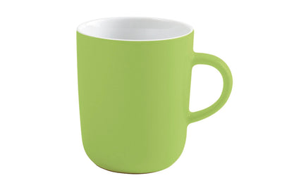 Eine grüne Kaffeetasse aus Keramik mit einem schlichten, modernen Design. Die Tasse hat eine gerade Form und einen breiten Griff, der bequem in der Hand liegt. Der Innenraum der Tasse ist weiß. Sie steht auf einer neutralen Oberfläche und bietet einen frischen, farbenfrohen Akzent.