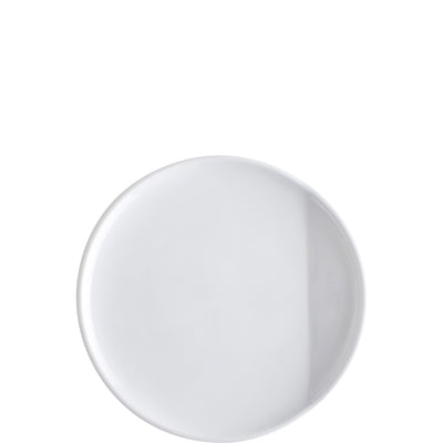 Ein schlichter, runder, weißer Teller auf einem neutralen Hintergrund. Der Teller hat eine glatte Oberfläche und ist unbeschichtet, ohne Dekorationen oder Muster. Seine Form ist gleichmäßig und symmetrisch, ideal für die Präsentation von Speisen.