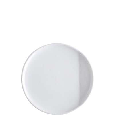 Ein runder, flacher Teller aus weißem Porzellan, der eine glatte und glänzende Oberfläche aufweist. Der Teller hat eine schlichte, elegante Form ohne Verzierungen und ist auf einem neutralen Hintergrund platziert, der die Aufmerksamkeit auf das Geschirr lenkt. Ideal für den Einsatz bei verschiedenen Anlässen, sei es für den Alltag oder besondere Veranstaltungen.