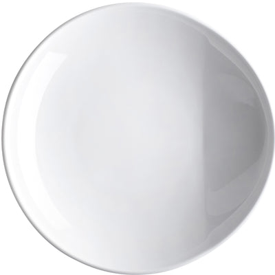 Ein runder, flacher Teller aus weißem Porzellan. Die Oberfläche ist glänzend und reflektiert das Licht. Der Teller hat einen schlichten, minimalistischen Stil ohne Verzierungen, ideal für verschiedene Tischdekorationen und Anlässe. Der Rand des Tellers ist leicht erhoben und geschwungen, was ihm eine elegante Form verleiht.