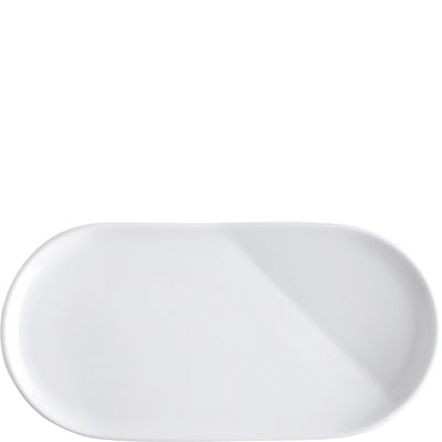 Weißes, ovales Servierbrett aus Keramik mit glatter Oberfläche und abgerundeten Kanten. Das Brett ist minimalistisch gestaltet und eignet sich für die Präsentation von Speisen wie Vorspeisen, Snacks oder Desserts. Es weist eine helle, glänzende Oberfläche auf, die Licht reflektiert. Ideal für den Einsatz bei besonderen Anlässen oder im Alltag.