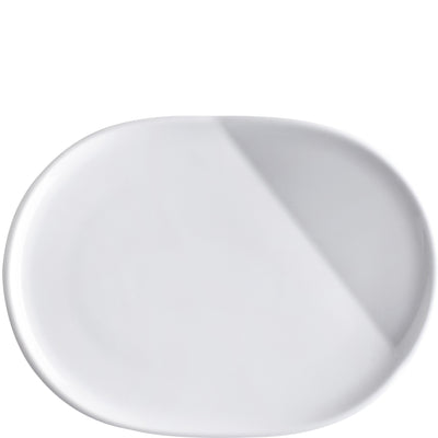 Ein ovaler, flacher Teller aus weißem Porzellan mit glatter Oberfläche. Der Teller hat eine elegante, schlichte Form ohne Muster oder Verzierungen. Die runden Kanten sind sanft geschwungen, was ihm ein zeitloses und modernes Aussehen verleiht. Ideal für den Einsatz bei formellen Anlässen oder im Alltag.