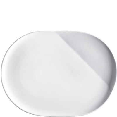 Ein ovaler, weißer Teller aus Porzellan, der eine glatte, glänzende Oberfläche hat. Der Rand ist sanft abgerundet, und die Unterseite ist ebenfalls weiß. Der Teller liegt flach auf einer neutralen Oberfläche und wirkt minimalistisch und elegant. Ideal für servierte Speisen oder als dekoratives Element.