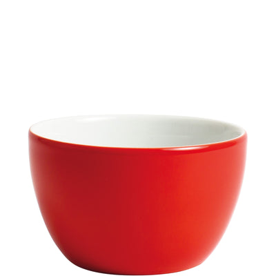 Eine runde Schüssel in leuchtendem Rot mit einem weißen Innenraum. Die Schüssel hat eine glatte, glänzende Oberfläche und ist auf einer ebenen Fläche abgestellt. Sie eignet sich ideal zum Servieren von Snacks oder Beilagen. Die Form ist schlicht und modern, was sie zu einem ansprechenden Küchenutensil macht.