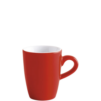 Eine leuchtend rote Kaffeetasse mit einem schlichten, modernen Design. Die Tasse hat einen runden Boden und einen geschwungenen Griff. Innen ist sie weiß, während die Außenseite in einem kräftigen Rot gehalten ist. Der obere Rand der Tasse ist leicht gewölbt. Die Tasse steht stabil auf einer weißen Unterlage.