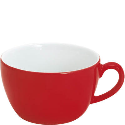 Eine glänzende, rote Tasse mit einem weißen Innenraum. Die Tasse hat eine runde Form und einen kleinen, seitlich angebrachten Henkel. Der Fokus liegt auf der Tasse, die auf einem hellen Hintergrund platziert ist. Es handelt sich um ein einfaches, modernes Design, das für Getränke wie Kaffee oder Tee geeignet ist.