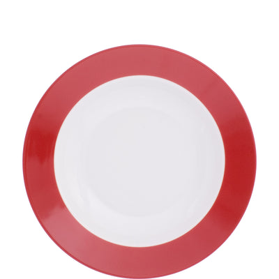 Ein runder Teller mit einem breiten roten Rand und einer weißen Innenfläche. Der Teller hat eine glatte, glänzende Oberfläche und ist on top ohne Lebensmittel dekoriert.