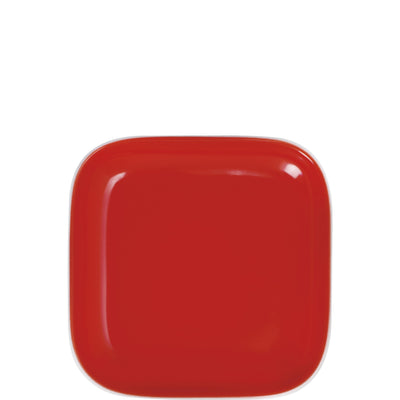 Eine quadratische, rote Tellers, der auf einem weißen Hintergrund liegt. Der Teller hat abgerundete Ecken und eine glatte, glänzende Oberfläche.