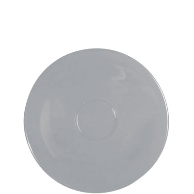 Ein runder, flacher Teller in einem hellen Grauton. Die Oberfläche ist glänzend und zeigt eine leichte Reflexion des Lichts. Der Teller hat eine breite, gleichmäßige Kante und eine kleine Vertiefung in der Mitte, die darauf hinweist, dass er für die Präsentation von Speisen oder Desserts geeignet ist. Der Hintergrund ist weiß und hebt den Teller hervor.