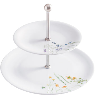 Zweistöckiger Servierständer aus Porzellan mit einem Metallgriff in der Mitte. Die oberen und unteren Teller sind mit zarten, bunten Blumenmustern verziert, die das Gesamtbild freundlich und einladend wirken lassen. Der untere Teller ist größer als der obere. Ideal für die Präsentation von Gebäck oder Snacks bei festlichen Anlässen.