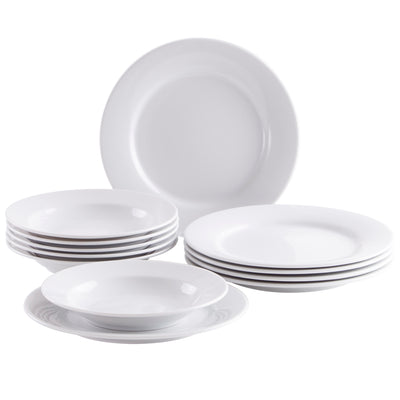 Eine Ansammlung von weißen Tellern in verschiedenen Größen. Im Vordergrund liegen fünf flache Teller übereinander, während im Hintergrund weitere flache Teller aufrecht stehen. Die Teller sind schlicht und ohne Dekoration, aus glattem Material gefertigt.