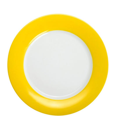 Ein runder Teller mit einem weißen inneren Bereich und einem leuchtend gelben Rand. Der Teller hebt sich durch die fröhliche Farbkombination ab und eignet sich gut für das Servieren von Speisen oder als dekoratives Element auf dem Tisch. Die Kanten sind glatt und gleichmäßig, was dem Teller ein modernes und elegantes Aussehen verleiht.